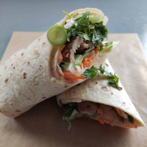 Wrap porc crudités cacahuètes khao jee